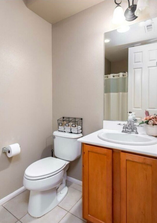 Building Photo - Spacious 5BR House in Palmdale