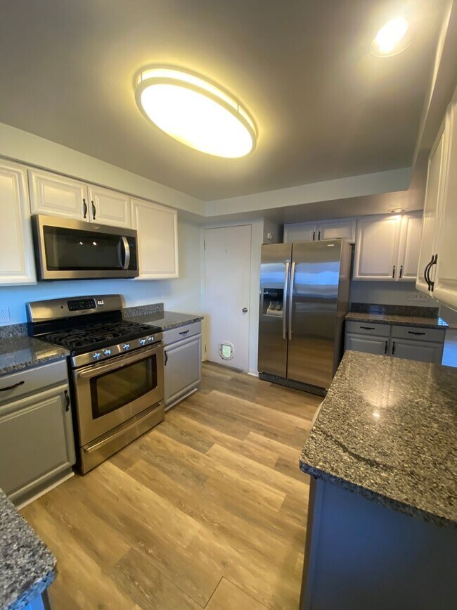 Building Photo - 4 Bedroom/ 2 Bathroom House in Dormont Available 7/1/2026