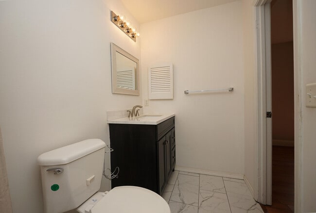 Building Photo - 243 Parkwood Cir
