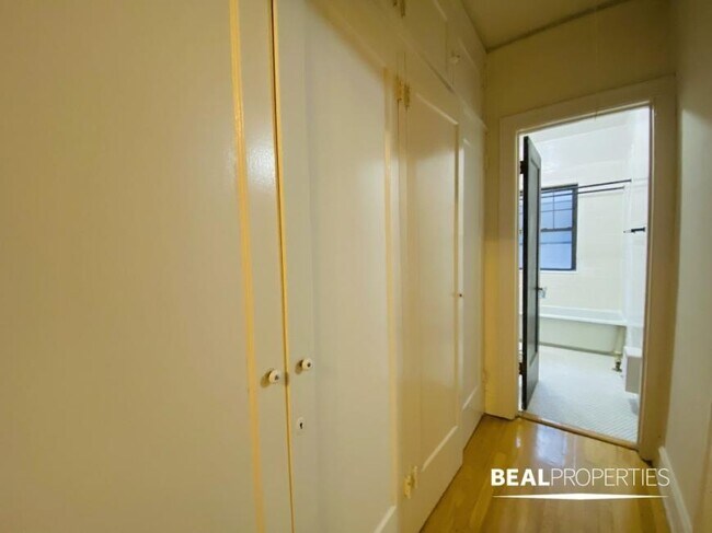 Building Photo - 1 bedroom in EVANSTON IL 60202