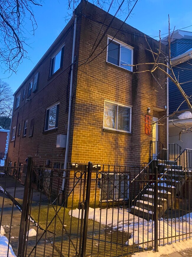 Building - 4101 Gault Plz NE