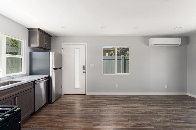 Building Photo - LEASE SPECIAL - UP TO 2 WEEKS FREE!  Luxurious 1-Bedroom Apartment with Private Yard in the Heart...