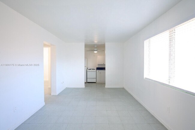 Building Photo - 126 SW 18th Ave