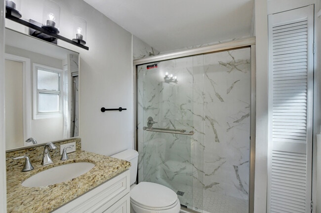 Building Photo - 1010 SW 1st St