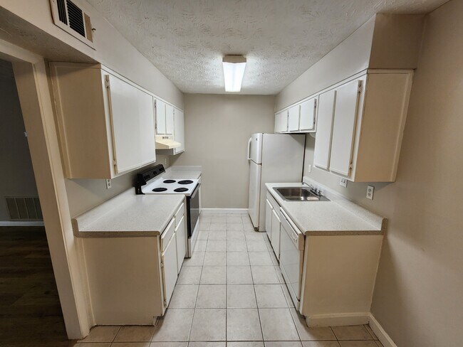 Building Photo - 9400 Roberts Dr