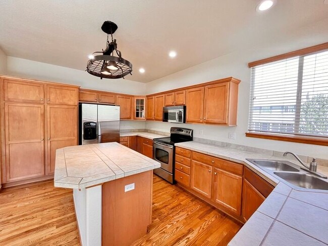 Building Photo - Beautiful 4 bed/ 3 bath Home with Office!