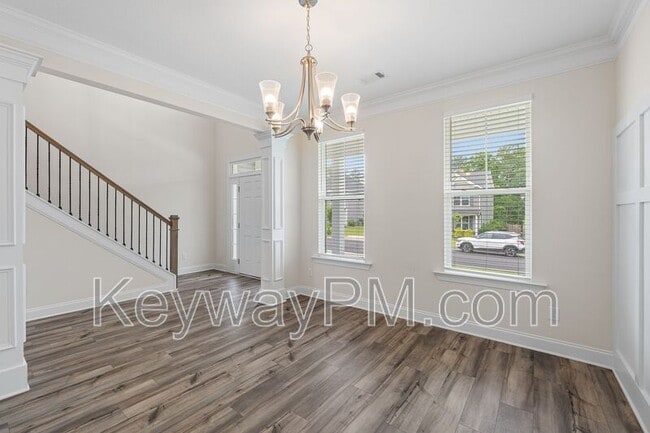 Building Photo - 585 Hampton Dr