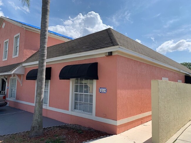 Building Photo - Location, Location, Location! Spacious Tow...