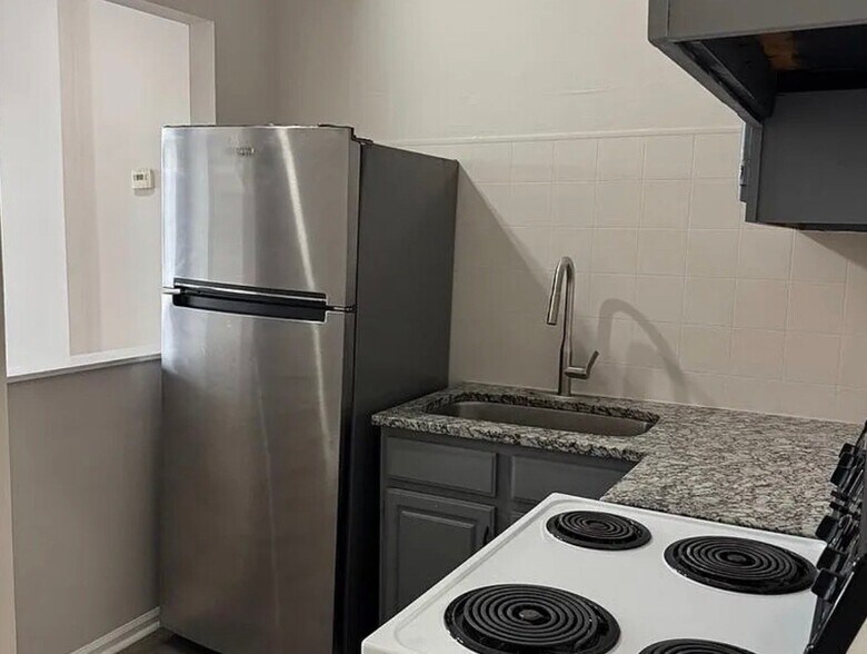 Building Photo - 731 W 4th St