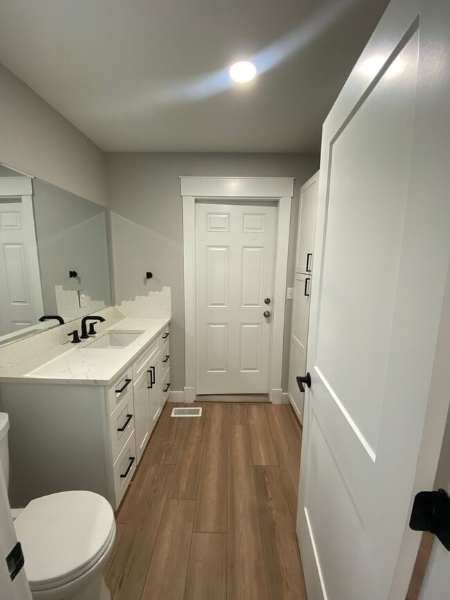 Building Photo - 20/22 Poplar Ave.