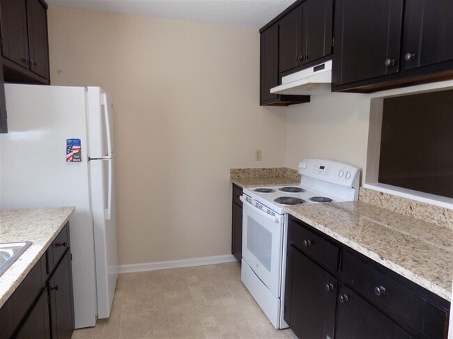 Building Photo - 806 Jamestown Ct