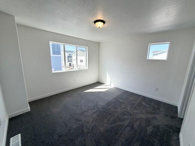 Building Photo - 3 Bedroom /2.5 Bathroom townhouse in Kearns