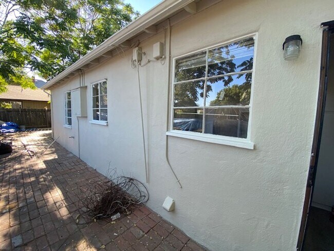 Building Photo - 460 E Wyandotte St