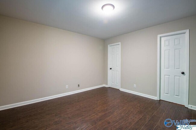 Building Photo - 4988-4987 7 Pine Cir