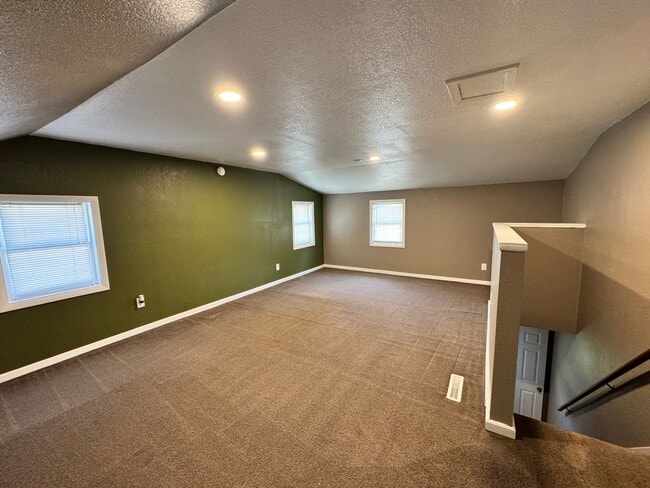 Building Photo - 3 Bedroom house in Davenport