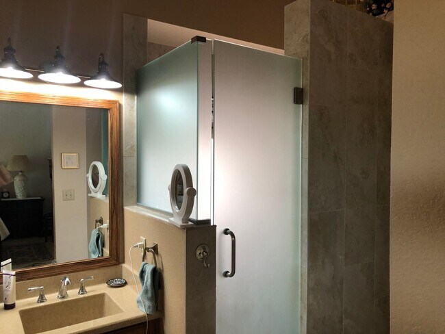 Building Photo - Welcome to this charming 2-bedroom, 2-bathroom home located in the desirable Leisure World a 45+ ...