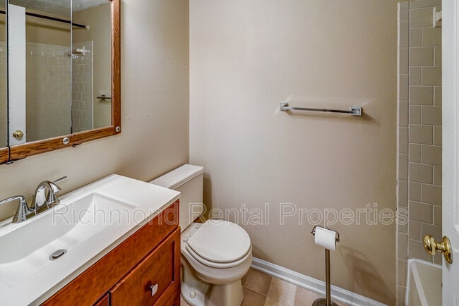 Building Photo - 7600 Roscommon Ct