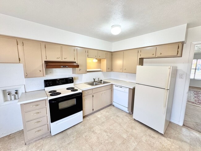 Building Photo - Charming 2 Bed 1 Bath Duplex - Walk to Sch...