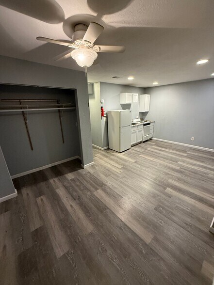 Building Photo - 5423-5425 E 27th St