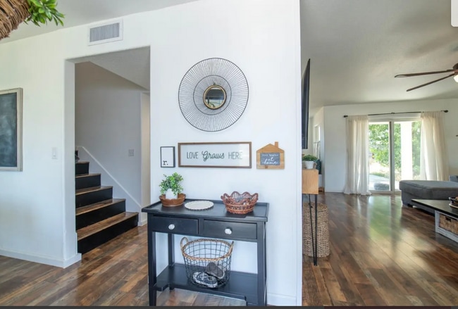 Building Photo - 1228 E Waterview St