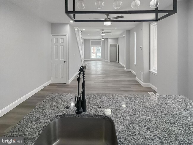 Building Photo - 733 N Linwood Ave