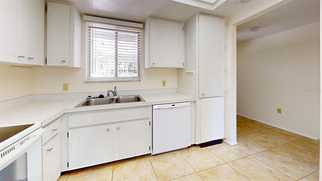 Building Photo - 1213 Glen Oaks Dr E
