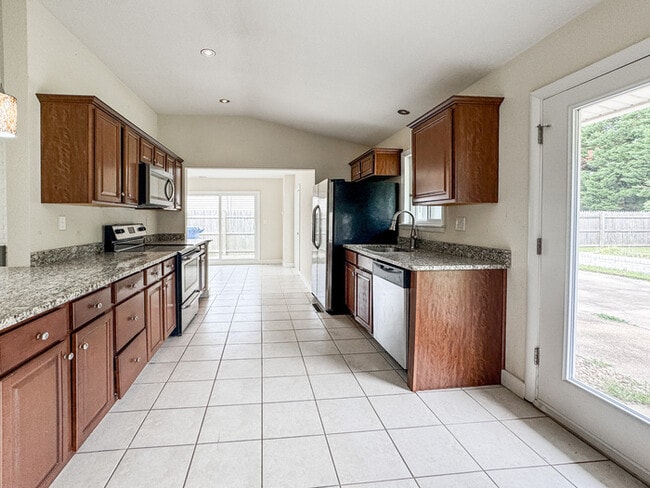 Building Photo - Charming Ranch in Highly Sought-After Grea...