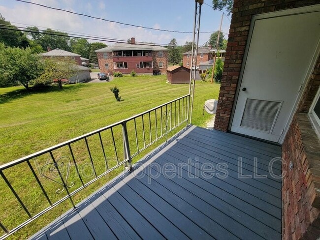 Building Photo - 9/11/13 Village Dr.