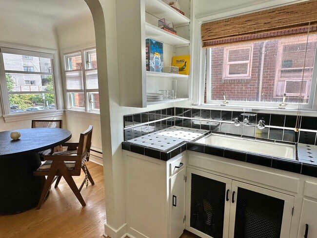 Building Photo - Charming 1 bed condo in desired Eastlake! ...