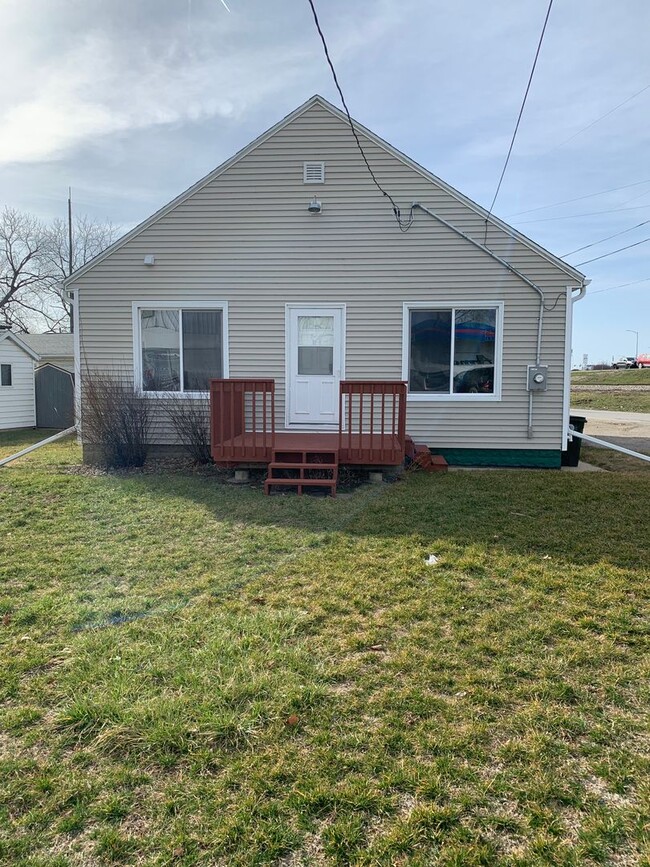 Building Photo - BEAUTIFUL 2 BR House w garage!