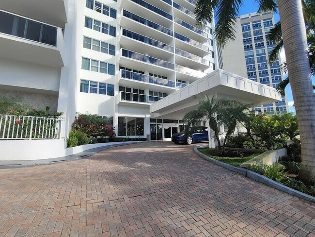 Building Photo - 3140 S Ocean Dr