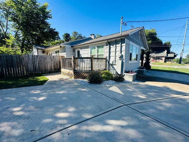 Building Photo - Urban setting w/ incredible fenced in back yard. 3 bed/2bath + detached office building