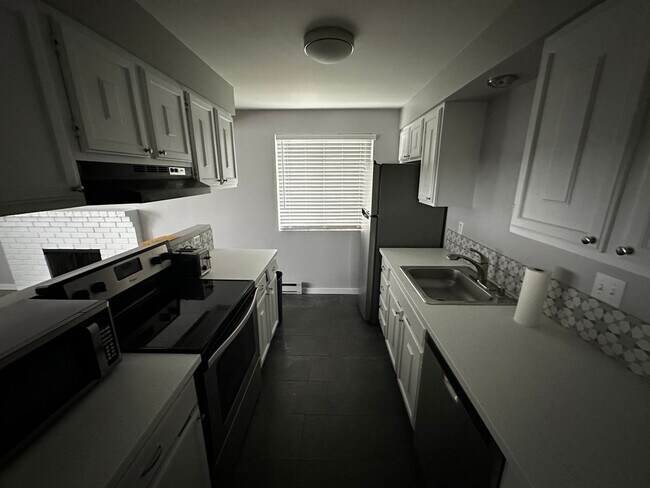 Building Photo - 308 E Weile Ave