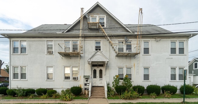 Building Photo - 60 Elm St