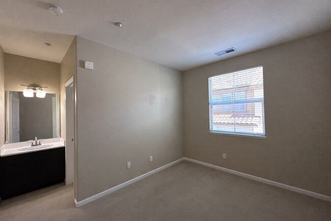 Building Photo - 3/3 Tri Level Berryessa Beauty is ready for YOU!