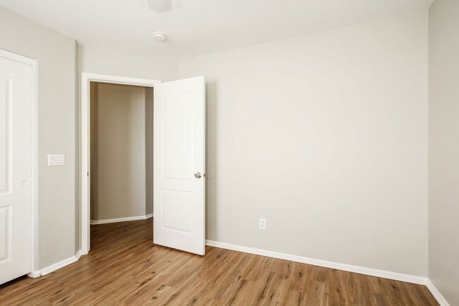 Building Photo - 11017 W Wilshire Dr