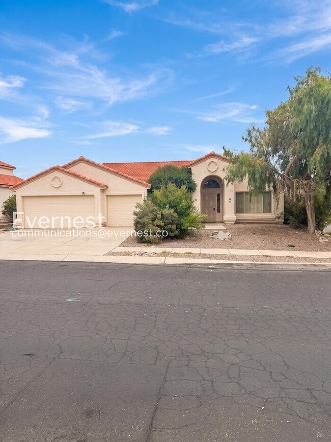 Building Photo - 4 Bed/2 Bath Home with Private Pool & 3-Car Garage / Vouchers Accepted / Available Now!