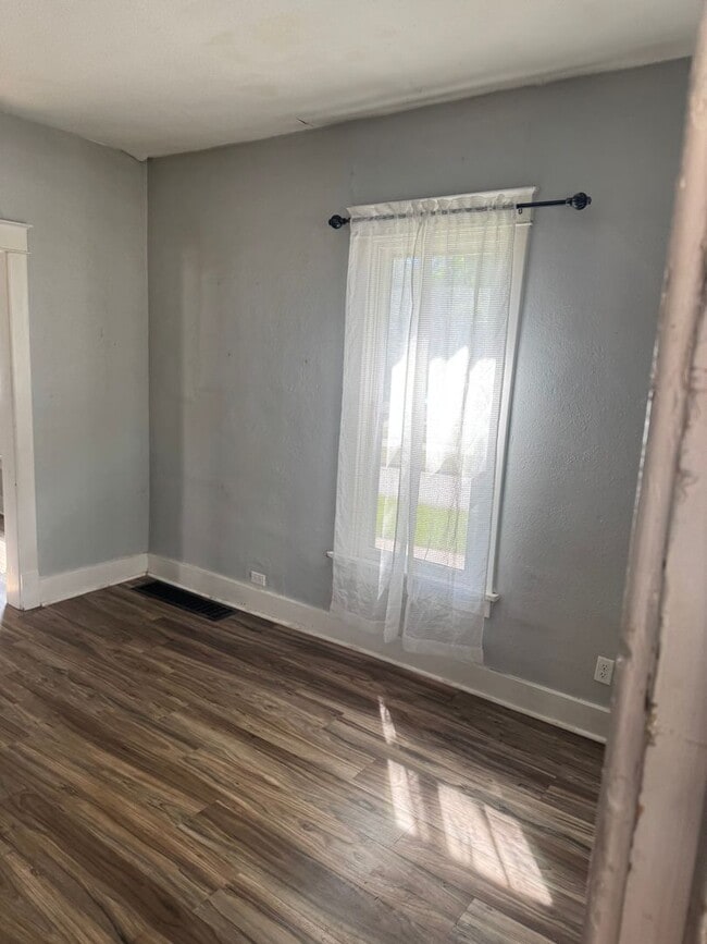 Building Photo - Nice affordable single family home with ga...