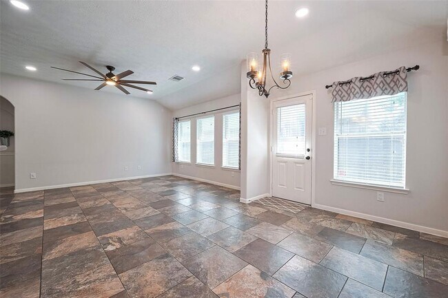 Building Photo - 2819 Lakecrest Way Dr