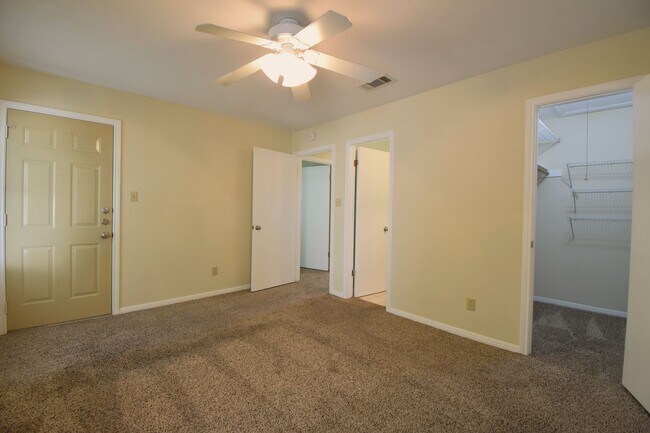 Building Photo - Hart Ln 6489