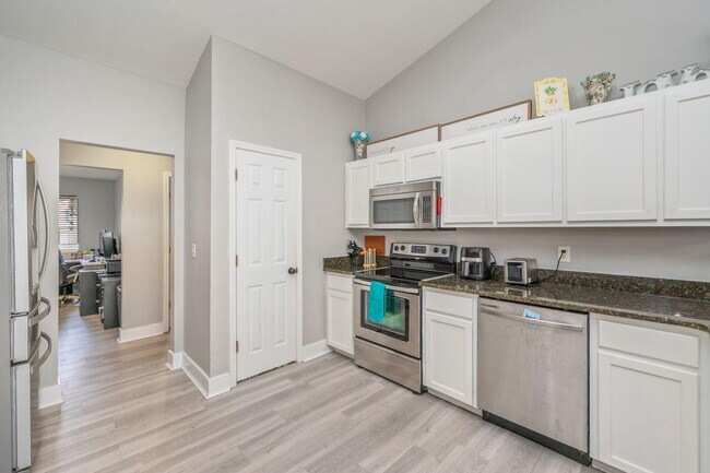 Building Photo - 6100 Saddle Horse Ln