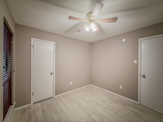 Building Photo - 3839 Dry Creek Dr