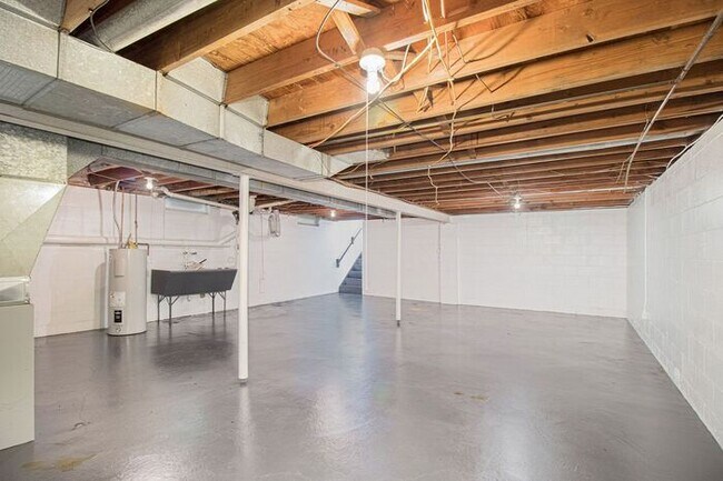 Building Photo - $300 of your move in before October! $1199- 2-bedroom duplex with spacious basement!