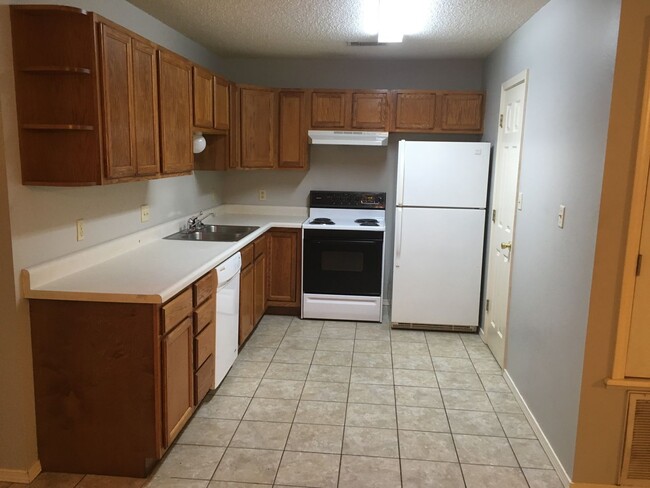 Building Photo - 315 Valley Dr