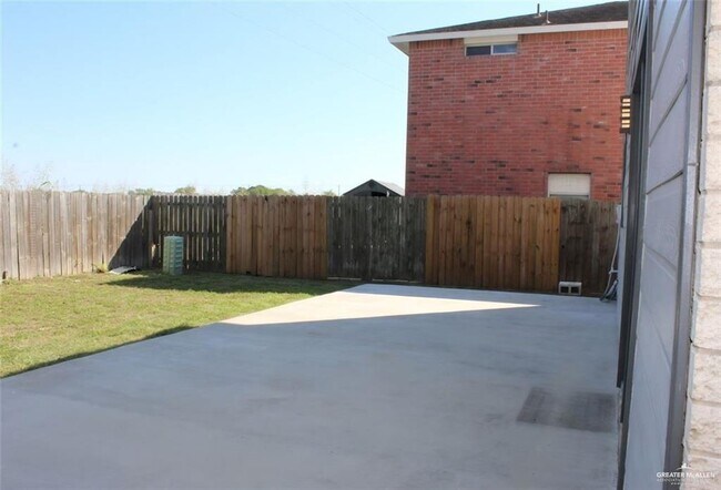Building Photo - 2536 S Links Dr