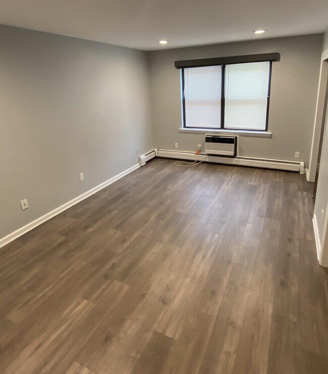 Building Photo - 16 N End Dr