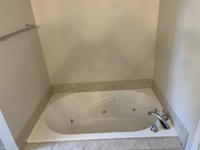 Building Photo - 3 br, 2 bath House - 2550 Louisville Boatd...