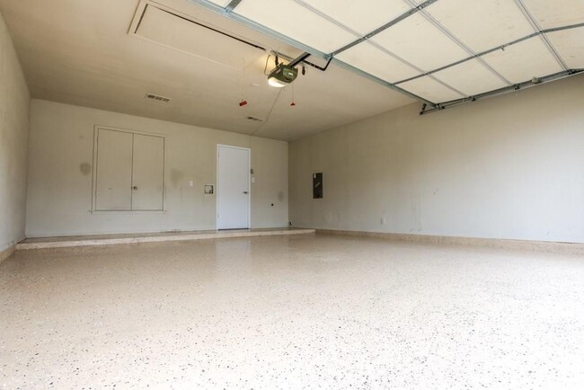 Building Photo - 2503 Versailles Dr