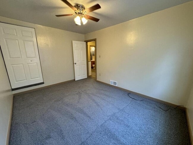 Building Photo - 271 Oak Dr