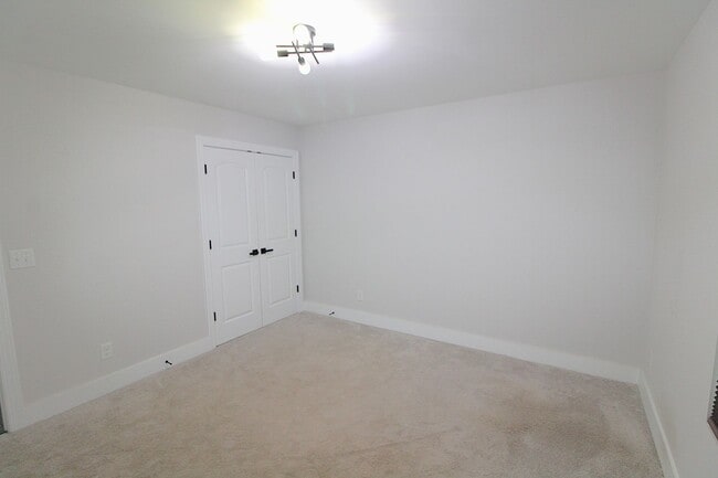 Building Photo - Modern 3-Bedroom Home with Fenced Yard & U...
